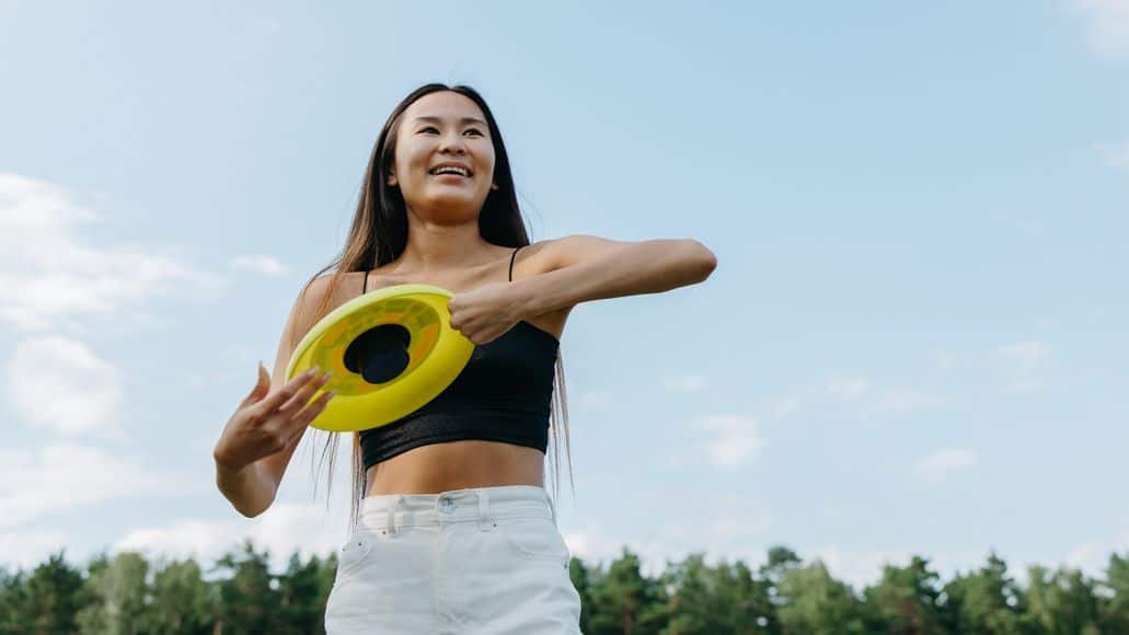 girl playing frisbee